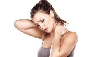 Bolest v krku a ramenou - první příznaky cervikální osteochondrózy
