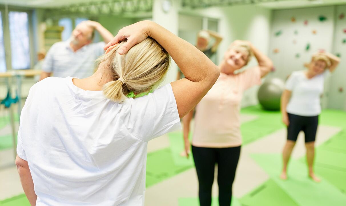 Cvičení krku pro osteochondrózu se doporučuje provádět několikrát denně. 