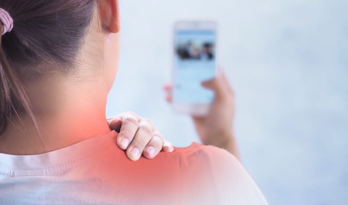 Nejčastěji krk bolí kvůli nesprávnému držení těla, například pokud člověk používá smartphone po dlouhou dobu